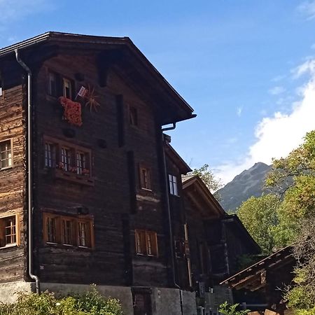 Heimeliges Walliserhaus Фиш Екстериор снимка