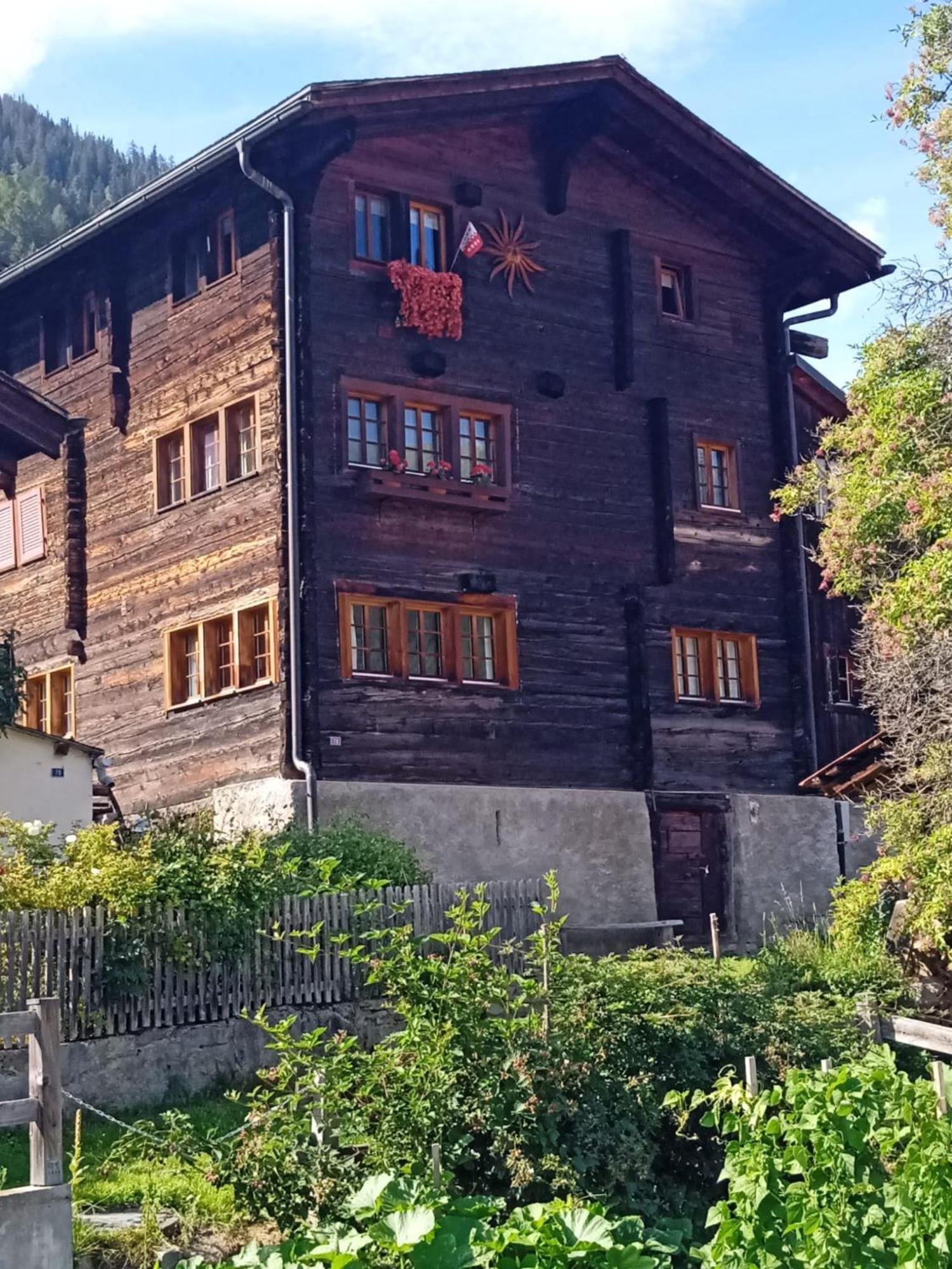 Heimeliges Walliserhaus Фиш Екстериор снимка